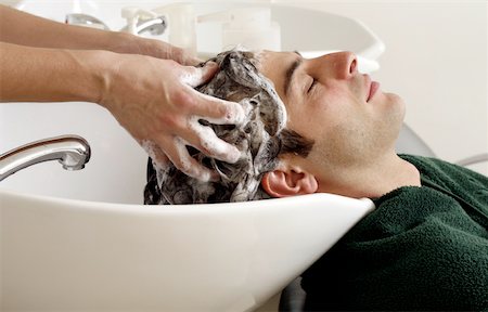 simsearch:644-01435840,k - Jeune homme ayant ses cheveux lavé dans un salon Photographie de stock - Premium Libres de Droits, Code: 644-01435808