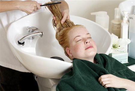 simsearch:644-01435840,k - Jeune femme à avoir les cheveux lavé dans un salon Photographie de stock - Premium Libres de Droits, Code: 644-01435814