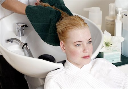 simsearch:644-01435840,k - Jeune femme à avoir les cheveux lavé dans un salon Photographie de stock - Premium Libres de Droits, Code: 644-01435816
