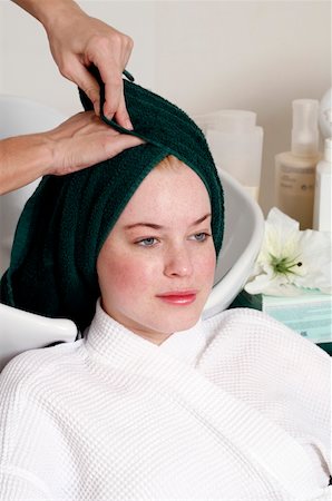 simsearch:644-01435840,k - Jeune femme à avoir les cheveux lavé dans un salon Photographie de stock - Premium Libres de Droits, Code: 644-01435818