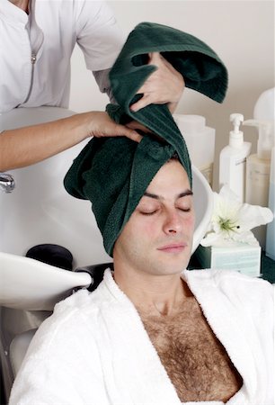 simsearch:644-01435840,k - Jeune homme ayant ses cheveux lavé dans un salon Photographie de stock - Premium Libres de Droits, Code: 644-01435812