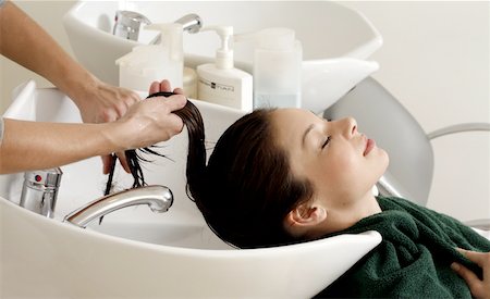 simsearch:644-01435840,k - Jeune femme à avoir les cheveux lavé dans un salon Photographie de stock - Premium Libres de Droits, Code: 644-01435821