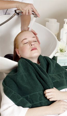 simsearch:644-01435840,k - Jeune femme à avoir les cheveux lavé dans un salon Photographie de stock - Premium Libres de Droits, Code: 644-01435873