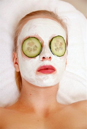 simsearch:644-01435840,k - Femme ayant un soin du visage dans un spa Photographie de stock - Premium Libres de Droits, Code: 644-01435928