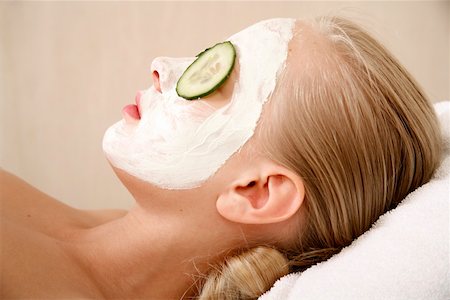 simsearch:644-01435840,k - Femme ayant un soin du visage dans un spa Photographie de stock - Premium Libres de Droits, Code: 644-01435930