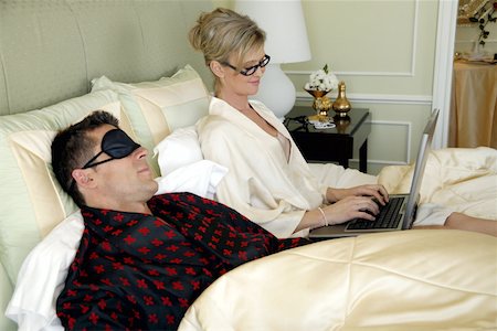 Mature couple relaxing in bed Foto de stock - Sin royalties Premium, Código: 644-01436094