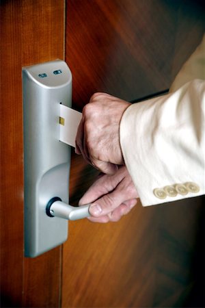 Man putting card key into hotel room door Foto de stock - Sin royalties Premium, Código: 644-01436109