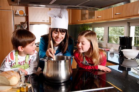 Children cooking Foto de stock - Sin royalties Premium, Código: 644-01436294