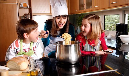 Children cooking spaghetti Foto de stock - Sin royalties Premium, Código: 644-01436295
