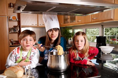Children cooking spaghetti Foto de stock - Sin royalties Premium, Código: 644-01436296