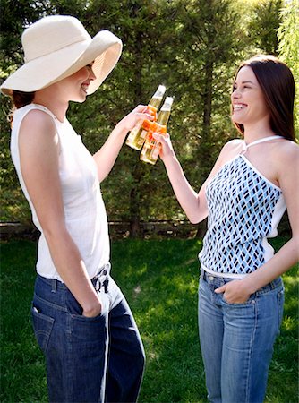 Two women drinking beer Foto de stock - Sin royalties Premium, Código: 644-01436387