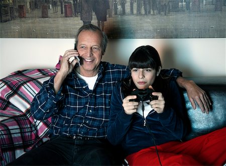 Grandfather and granddaughter watching television Foto de stock - Sin royalties Premium, Código: 644-01436483