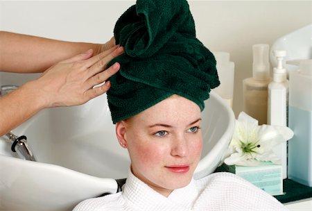 simsearch:644-01435840,k - Jeune femme à avoir les cheveux lavé dans un salon Photographie de stock - Premium Libres de Droits, Code: 644-01437001