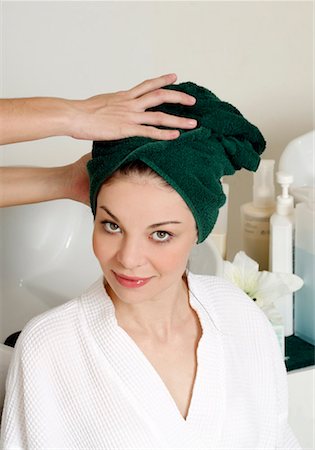 simsearch:644-01435840,k - Jeune femme à avoir les cheveux lavé dans un salon Photographie de stock - Premium Libres de Droits, Code: 644-01437002