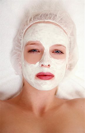 simsearch:644-01435840,k - Femme ayant un soin du visage dans un spa Photographie de stock - Premium Libres de Droits, Code: 644-01437088