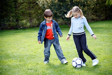 family playing football - Enfants jouant au soccer Photographie de stock - Premium Libres de Droits, Code: 644-01437245