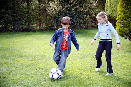family playing football - Enfants jouant au soccer Photographie de stock - Premium Libres de Droits, Code: 644-01437246