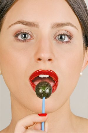 simsearch:644-02153053,k - Female young adult eating a lollipop Foto de stock - Sin royalties Premium, Código: 644-02153074