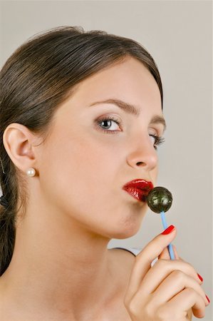 simsearch:644-02153053,k - Female young adult eating a lollipop Foto de stock - Sin royalties Premium, Código: 644-02153077