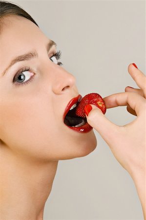 simsearch:644-02153053,k - Female young adult eating a strawberry Foto de stock - Sin royalties Premium, Código: 644-02153070