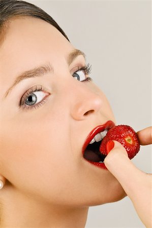 simsearch:644-02153053,k - Female young adult eating a strawberry Foto de stock - Sin royalties Premium, Código: 644-02153072