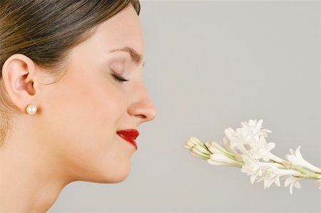 simsearch:644-02153053,k - Female young adult smelling a flower Foto de stock - Sin royalties Premium, Código: 644-02153089