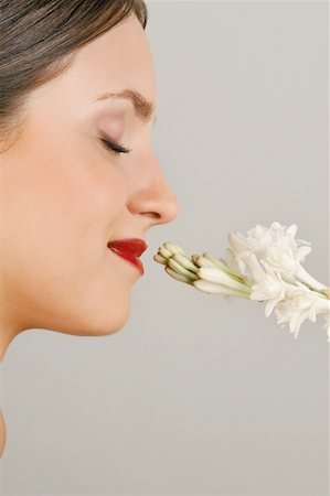 simsearch:644-02153053,k - Female young adult smelling a flower Foto de stock - Sin royalties Premium, Código: 644-02153091