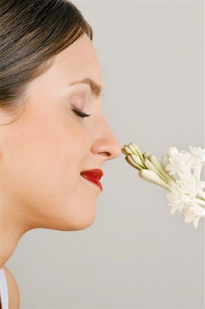 simsearch:644-02153053,k - Female young adult smelling a flower Foto de stock - Sin royalties Premium, Código: 644-02153092