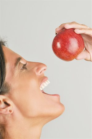 simsearch:644-02153053,k - Female adult eating an apple Foto de stock - Sin royalties Premium, Código: 644-02153101