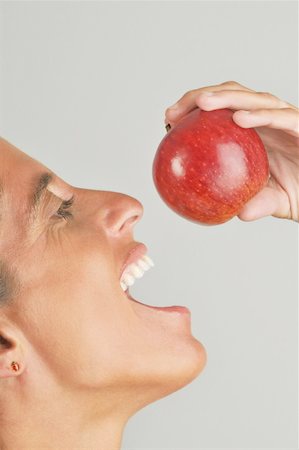 simsearch:644-02153053,k - Female adult eating an apple Foto de stock - Sin royalties Premium, Código: 644-02153102