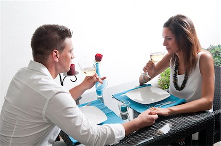 Couple sitting at table drinking white wine Foto de stock - Sin royalties Premium, Código: 644-03405358