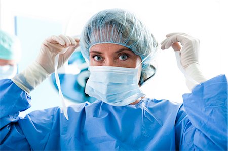 Chirurgien, porter un masque chirurgical en salle d'opération Photographie de stock - Premium Libres de Droits, Code: 644-03659441