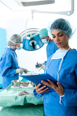 simsearch:644-03659484,k - Medical personnel in operating room Foto de stock - Sin royalties Premium, Código: 644-03659478