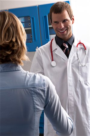 simsearch:644-03659685,k - Doctor shaking hands with patient Stock Photo - Premium Royalty-Free, Code: 644-03659517