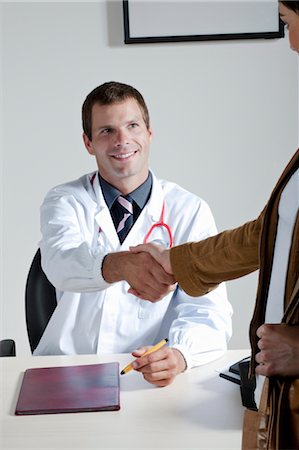 simsearch:644-03659685,k - Doctor shaking hands with patient Stock Photo - Premium Royalty-Free, Code: 644-03659657