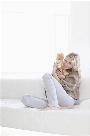 pelucheux - Jouet en peluche hugging jeune adolescente Photographie de stock - Premium Libres de Droits, Code: 649-05521805