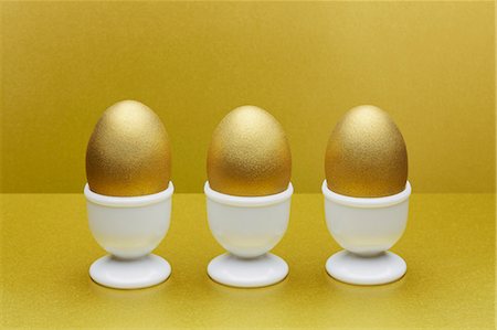 Golden eggs in egg cups Foto de stock - Sin royalties Premium, Código: 649-05522026