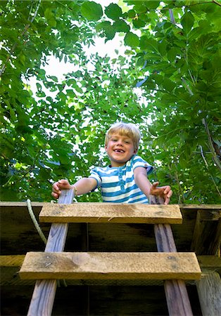 Smiling boy sitting in treehouse Stock Photo - Premium Royalty-Free, Code: 649-05556088