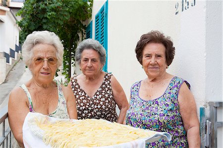 Older women with basket of pasta Stock Photo - Premium Royalty-Free, Code: 649-05649277