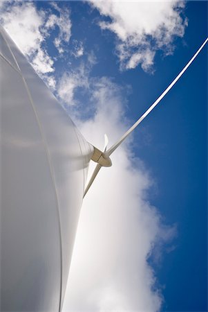 Low angle view of wind turbine Foto de stock - Sin royalties Premium, Código: 649-05656815