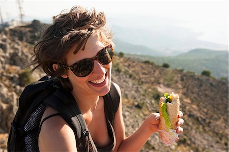 Hiker eating sandwich on hill Foto de stock - Sin royalties Premium, Código: 649-05656863