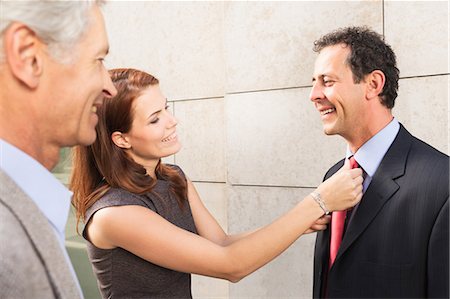 Businesswoman adjusting colleague's tie Foto de stock - Sin royalties Premium, Código: 649-05657037