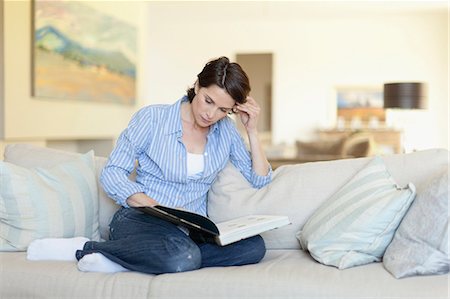 simsearch:6113-07731119,k - Woman reading on couch Stock Photo - Premium Royalty-Free, Code: 649-05657215