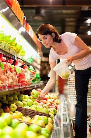 picture of apples in grocery store - Woman selecting fruit at grocery store Stock Photo - Premium Royalty-Free, Code: 649-05657457