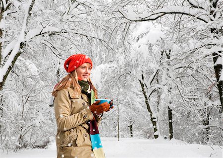 Woman drinking coffee in snow Foto de stock - Sin royalties Premium, Código: 649-05657675