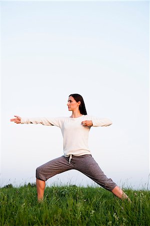 simsearch:649-06433566,k - Yoga pratique de femme dans le parc Photographie de stock - Premium Libres de Droits, Code: 649-05800968