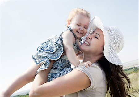 Woman holding daughter outdoors Foto de stock - Sin royalties Premium, Código: 649-05801238