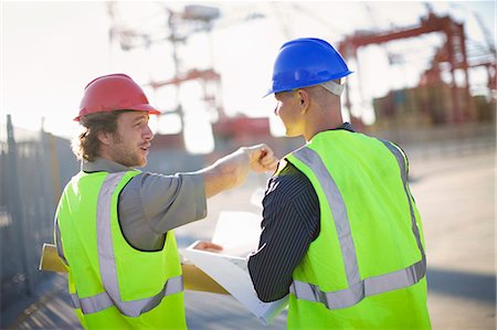 Construction workers talking on site Foto de stock - Sin royalties Premium, Código: 649-05819734