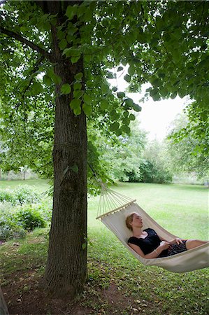 simsearch:649-05819818,k - Woman relaxing in hammock Foto de stock - Sin royalties Premium, Código: 649-05819826