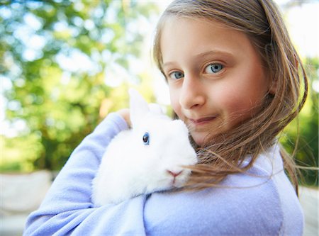 Gros plan d'une jeune fille tenant le lapin domestique Photographie de stock - Premium Libres de Droits, Code: 649-05820013